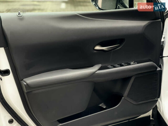 Белый Лексус UX, объемом двигателя 1.99 л и пробегом 46 тыс. км за 35500 $, фото 19 на Automoto.ua