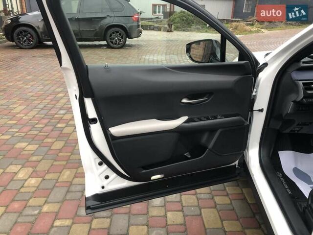 Белый Лексус UX, объемом двигателя 1.99 л и пробегом 79 тыс. км за 25500 $, фото 23 на Automoto.ua