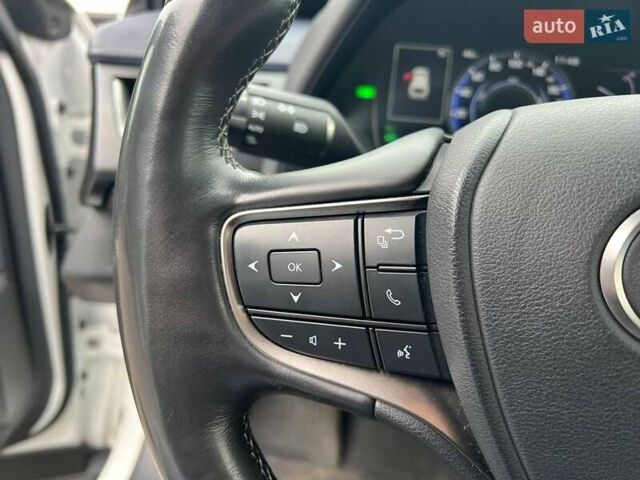 Белый Лексус UX, объемом двигателя 2 л и пробегом 86 тыс. км за 23390 $, фото 26 на Automoto.ua