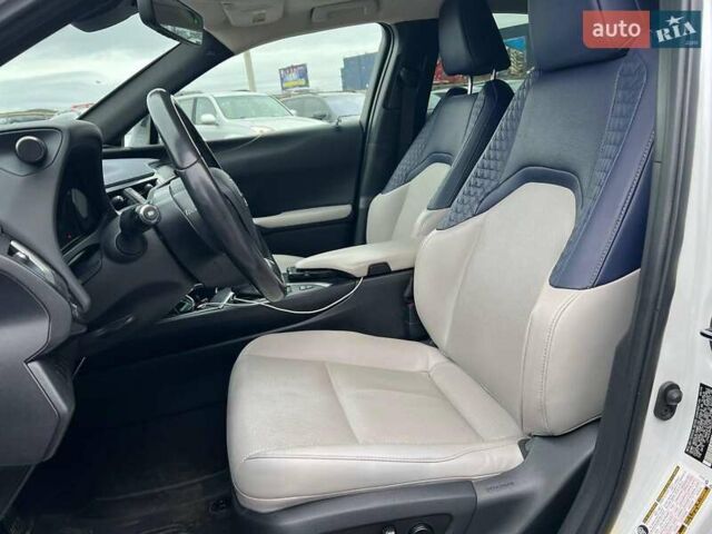 Белый Лексус UX, объемом двигателя 2 л и пробегом 86 тыс. км за 23390 $, фото 17 на Automoto.ua