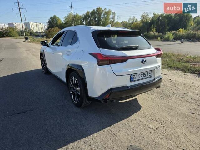 Белый Лексус UX, объемом двигателя 2 л и пробегом 72 тыс. км за 26000 $, фото 2 на Automoto.ua