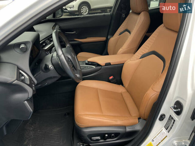 Белый Лексус UX, объемом двигателя 2 л и пробегом 70 тыс. км за 28700 $, фото 20 на Automoto.ua