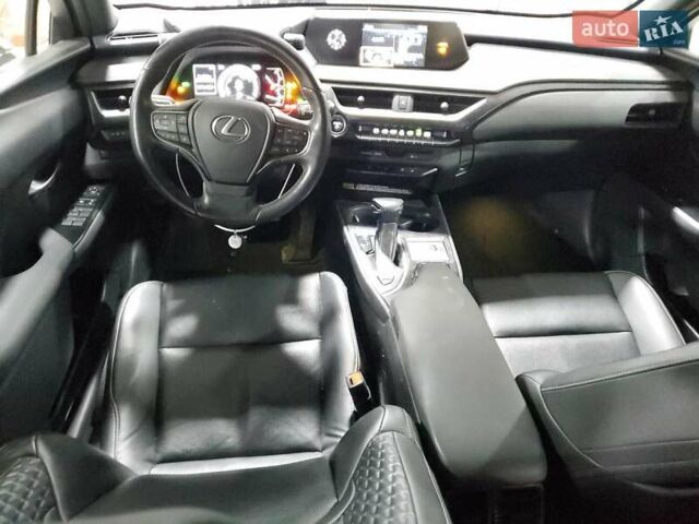 Білий Лексус UX, об'ємом двигуна 1.99 л та пробігом 90 тис. км за 8000 $, фото 7 на Automoto.ua