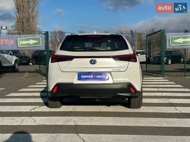 Белый Лексус UX, объемом двигателя 1.99 л и пробегом 14 тыс. км за 32000 $, фото 6 на Automoto.ua