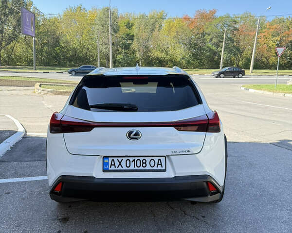Білий Лексус UX, об'ємом двигуна 1.99 л та пробігом 86 тис. км за 23400 $, фото 12 на Automoto.ua