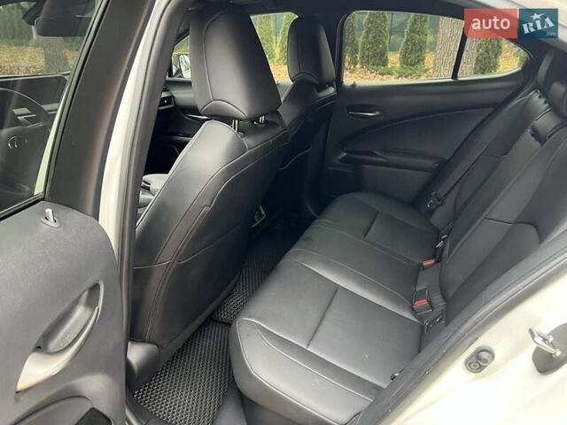 Белый Лексус UX, объемом двигателя 1.97 л и пробегом 87 тыс. км за 26000 $, фото 12 на Automoto.ua