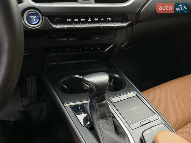 Білий Лексус UX, об'ємом двигуна 1.99 л та пробігом 70 тис. км за 31000 $, фото 17 на Automoto.ua