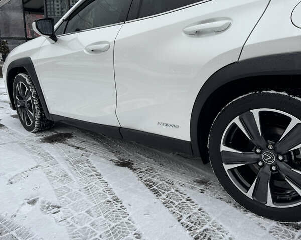 Білий Лексус UX, об'ємом двигуна 1.99 л та пробігом 86 тис. км за 23400 $, фото 4 на Automoto.ua