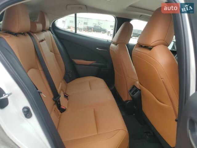 Белый Лексус UX, объемом двигателя 1.99 л и пробегом 110 тыс. км за 9600 $, фото 8 на Automoto.ua