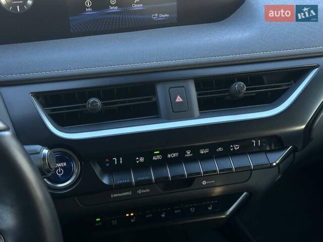 Белый Лексус UX, объемом двигателя 1.99 л и пробегом 14 тыс. км за 32000 $, фото 20 на Automoto.ua