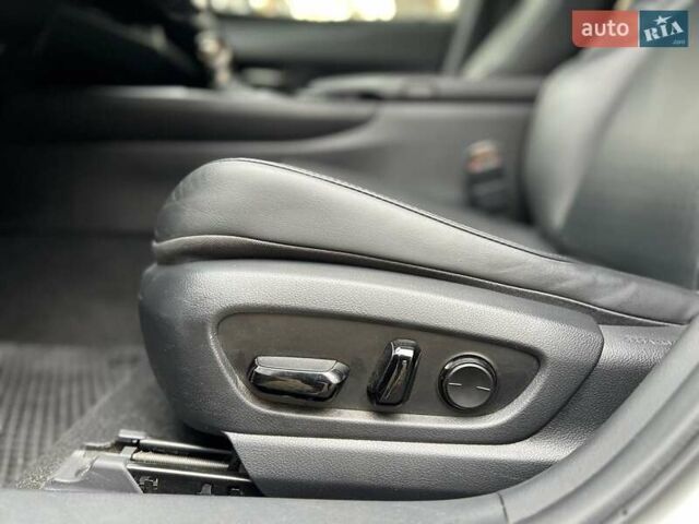 Белый Лексус UX, объемом двигателя 1.97 л и пробегом 87 тыс. км за 26000 $, фото 8 на Automoto.ua