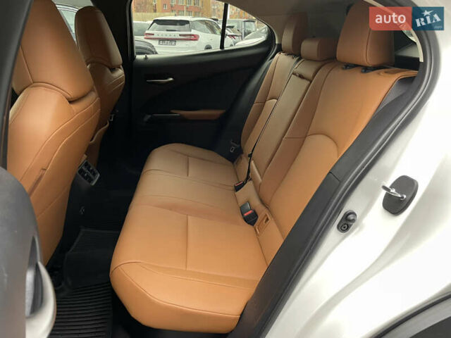 Белый Лексус UX, объемом двигателя 1.99 л и пробегом 70 тыс. км за 31000 $, фото 19 на Automoto.ua