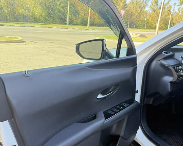 Білий Лексус UX, об'ємом двигуна 1.99 л та пробігом 86 тис. км за 23400 $, фото 15 на Automoto.ua