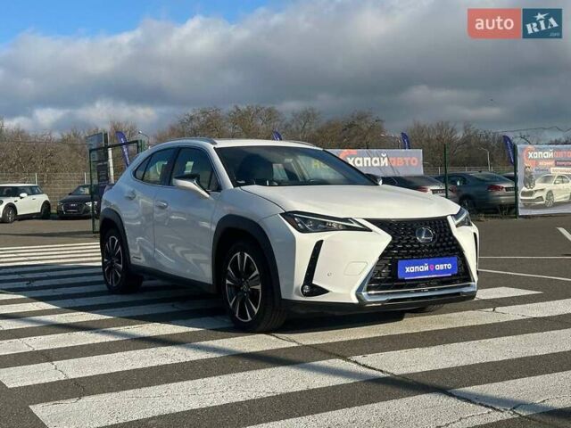 Белый Лексус UX, объемом двигателя 1.99 л и пробегом 14 тыс. км за 32000 $, фото 1 на Automoto.ua
