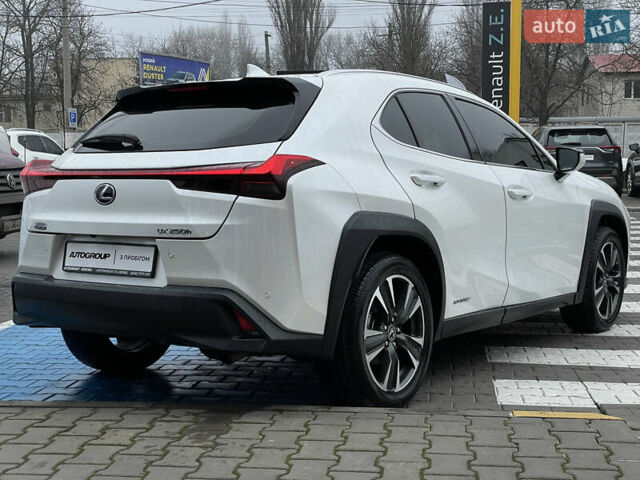 Белый Лексус UX, объемом двигателя 2 л и пробегом 70 тыс. км за 28700 $, фото 4 на Automoto.ua
