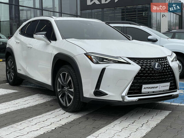 Белый Лексус UX, объемом двигателя 2 л и пробегом 70 тыс. км за 28700 $, фото 3 на Automoto.ua