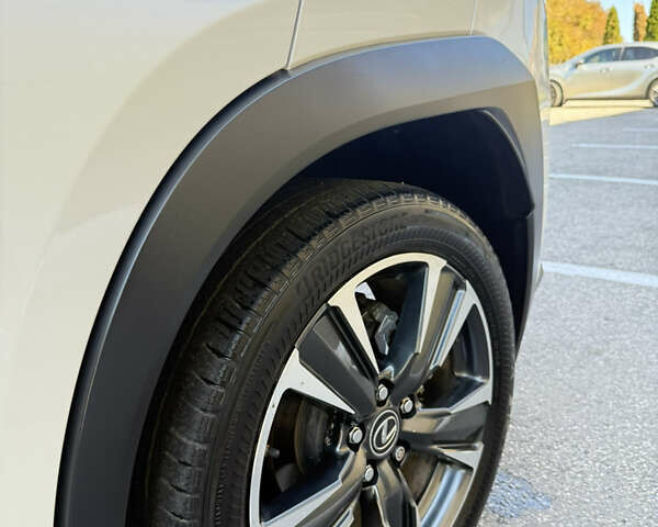 Білий Лексус UX, об'ємом двигуна 1.99 л та пробігом 86 тис. км за 23400 $, фото 22 на Automoto.ua