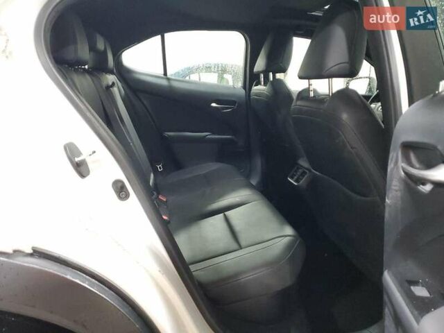 Білий Лексус UX, об'ємом двигуна 1.99 л та пробігом 90 тис. км за 8000 $, фото 9 на Automoto.ua