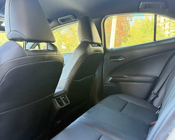 Білий Лексус UX, об'ємом двигуна 1.99 л та пробігом 86 тис. км за 23400 $, фото 19 на Automoto.ua