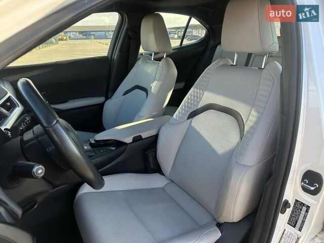 Белый Лексус UX, объемом двигателя 1.99 л и пробегом 14 тыс. км за 32000 $, фото 13 на Automoto.ua