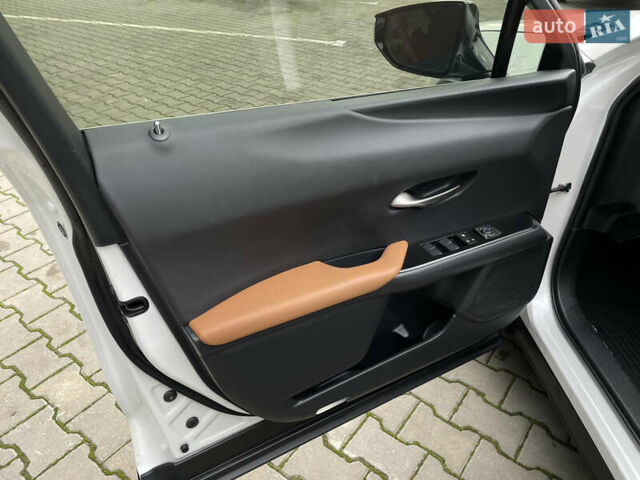 Белый Лексус UX, объемом двигателя 1.99 л и пробегом 70 тыс. км за 31000 $, фото 9 на Automoto.ua