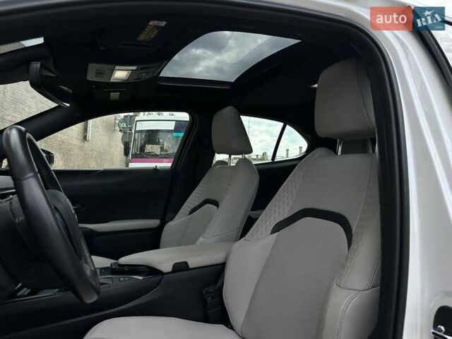 Белый Лексус UX, объемом двигателя 1.99 л и пробегом 13 тыс. км за 31999 $, фото 26 на Automoto.ua