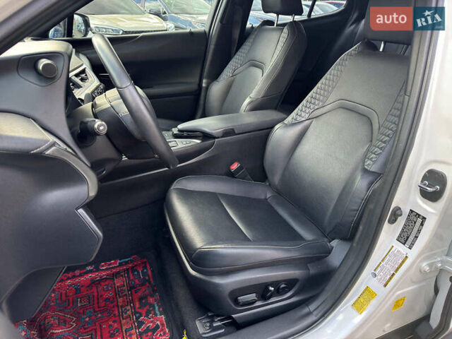 Білий Лексус UX, об'ємом двигуна 2 л та пробігом 70 тис. км за 25940 $, фото 19 на Automoto.ua