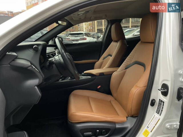 Белый Лексус UX, объемом двигателя 1.99 л и пробегом 70 тыс. км за 31000 $, фото 10 на Automoto.ua
