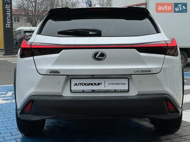 Белый Лексус UX, объемом двигателя 2 л и пробегом 70 тыс. км за 28700 $, фото 5 на Automoto.ua