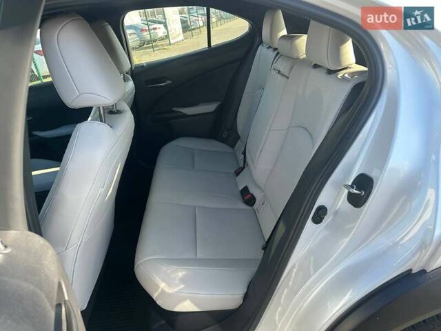 Белый Лексус UX, объемом двигателя 1.99 л и пробегом 14 тыс. км за 32000 $, фото 9 на Automoto.ua