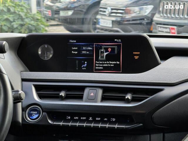 Белый Лексус UX, объемом двигателя 2 л и пробегом 70 тыс. км за 25940 $, фото 24 на Automoto.ua