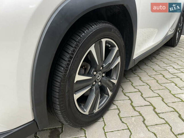 Белый Лексус UX, объемом двигателя 1.99 л и пробегом 70 тыс. км за 31000 $, фото 7 на Automoto.ua