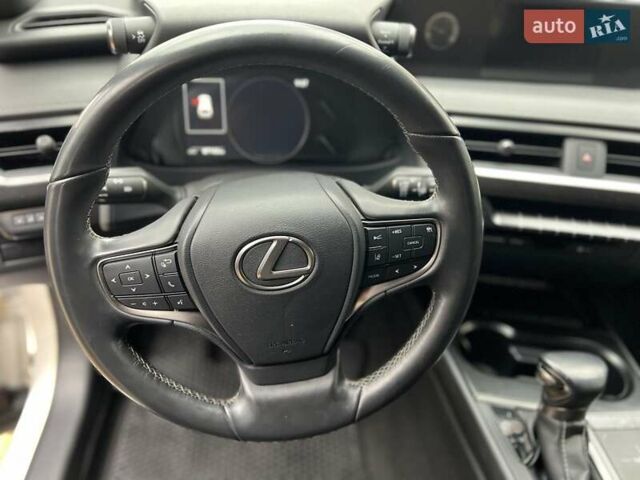 Белый Лексус UX, объемом двигателя 1.97 л и пробегом 87 тыс. км за 26000 $, фото 10 на Automoto.ua