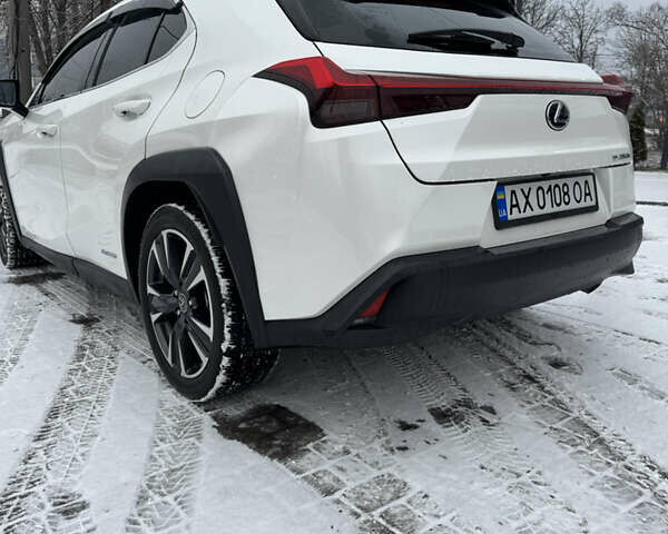 Білий Лексус UX, об'ємом двигуна 1.99 л та пробігом 86 тис. км за 23400 $, фото 6 на Automoto.ua