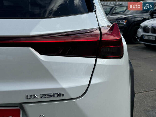 Білий Лексус UX, об'ємом двигуна 2 л та пробігом 70 тис. км за 25940 $, фото 4 на Automoto.ua