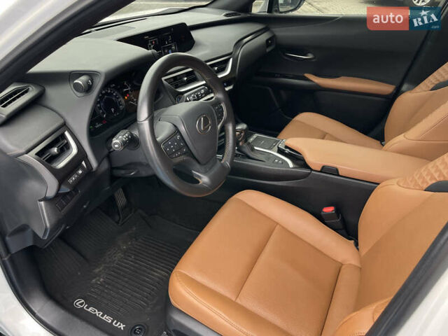 Белый Лексус UX, объемом двигателя 2 л и пробегом 70 тыс. км за 28700 $, фото 19 на Automoto.ua