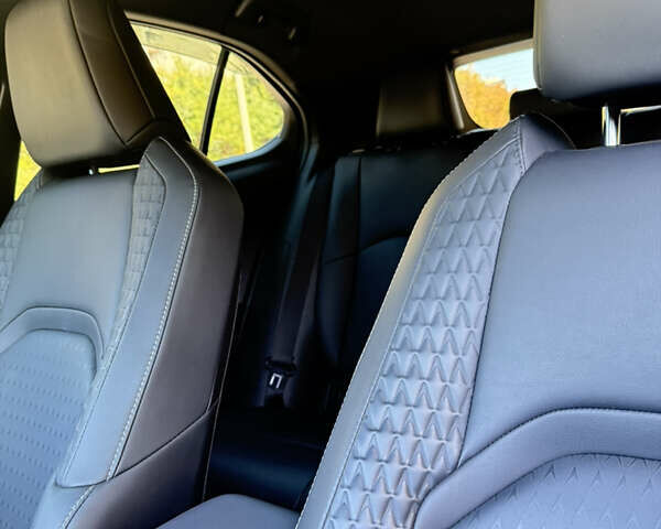 Білий Лексус UX, об'ємом двигуна 1.99 л та пробігом 86 тис. км за 28500 $, фото 12 на Automoto.ua