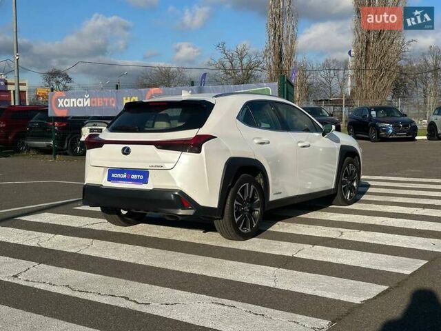 Белый Лексус UX, объемом двигателя 1.99 л и пробегом 14 тыс. км за 32000 $, фото 3 на Automoto.ua