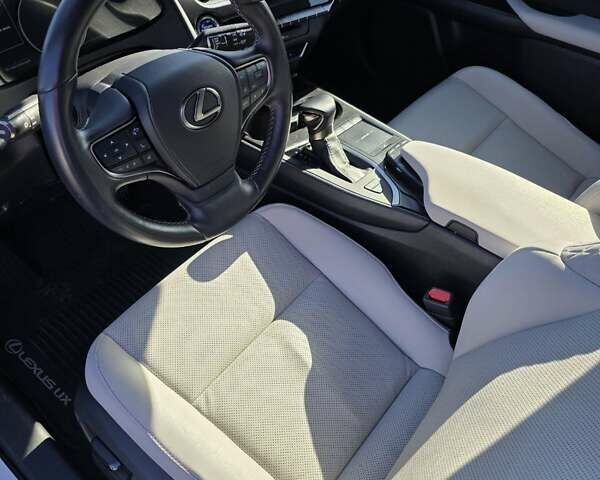 Білий Лексус UX, об'ємом двигуна 2 л та пробігом 72 тис. км за 27000 $, фото 1 на Automoto.ua