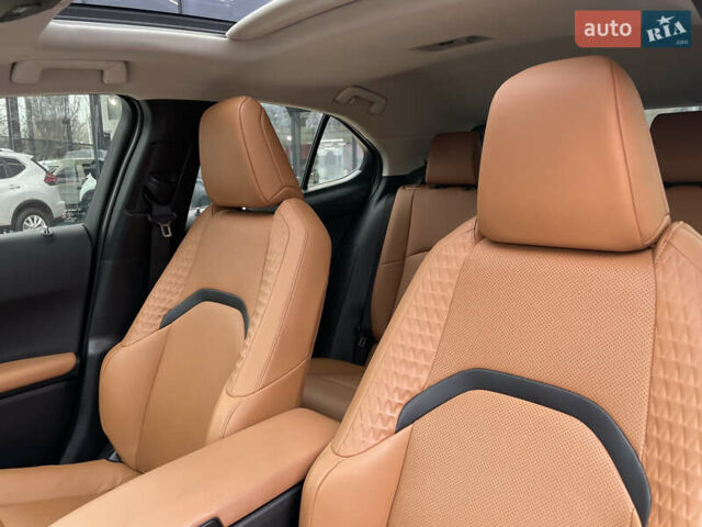 Белый Лексус UX, объемом двигателя 2 л и пробегом 70 тыс. км за 28700 $, фото 21 на Automoto.ua