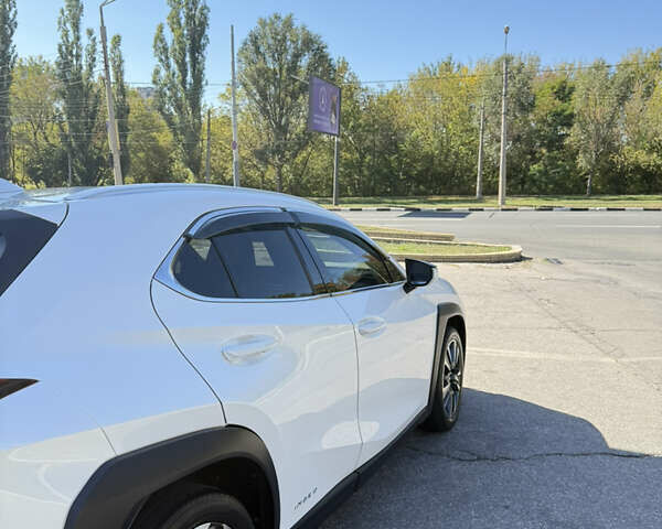 Білий Лексус UX, об'ємом двигуна 1.99 л та пробігом 86 тис. км за 23400 $, фото 10 на Automoto.ua