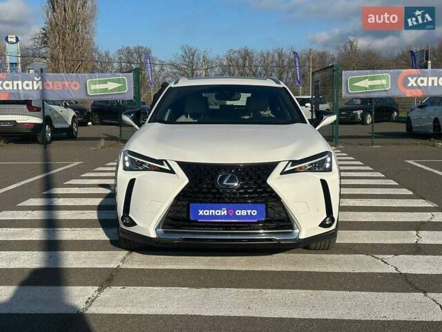Белый Лексус UX, объемом двигателя 1.99 л и пробегом 14 тыс. км за 32000 $, фото 2 на Automoto.ua
