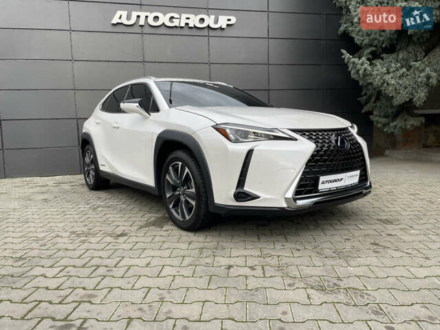 Белый Лексус UX, объемом двигателя 1.99 л и пробегом 70 тыс. км за 31000 $, фото 1 на Automoto.ua
