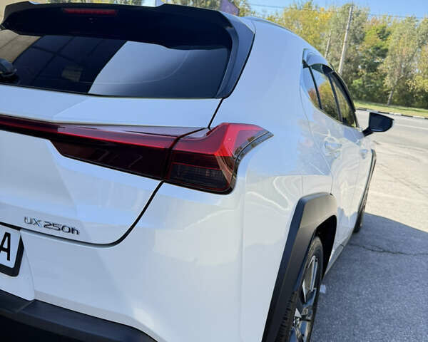 Білий Лексус UX, об'ємом двигуна 1.99 л та пробігом 86 тис. км за 23400 $, фото 11 на Automoto.ua