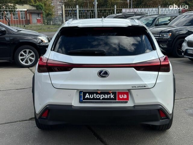 Белый Лексус UX, объемом двигателя 2 л и пробегом 70 тыс. км за 25940 $, фото 3 на Automoto.ua