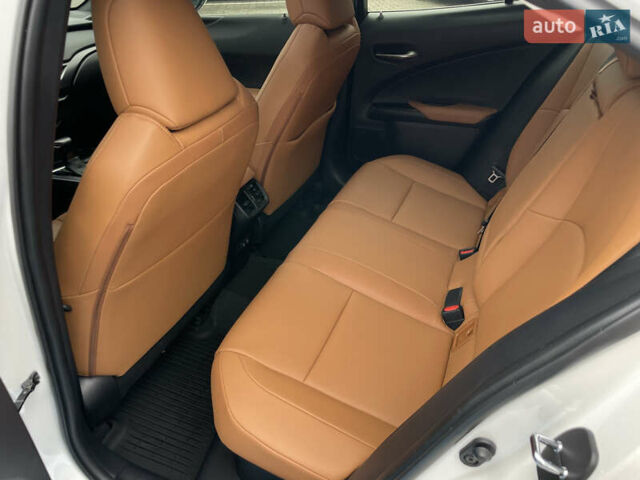 Белый Лексус UX, объемом двигателя 2 л и пробегом 70 тыс. км за 28700 $, фото 8 на Automoto.ua