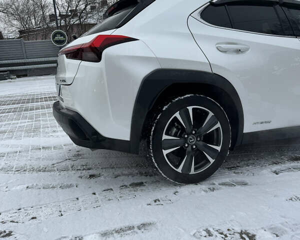 Білий Лексус UX, об'ємом двигуна 1.99 л та пробігом 86 тис. км за 23400 $, фото 2 на Automoto.ua