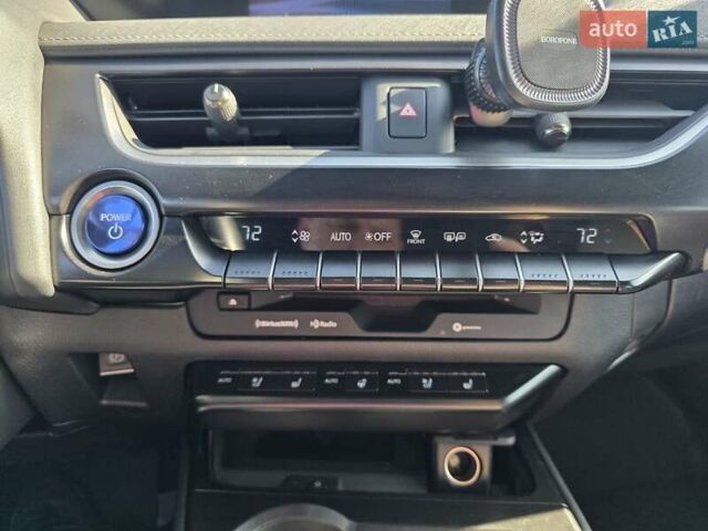 Белый Лексус UX, объемом двигателя 2 л и пробегом 72 тыс. км за 26000 $, фото 3 на Automoto.ua