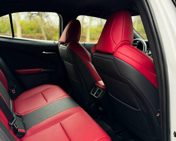 Белый Лексус UX, объемом двигателя 2 л и пробегом 56 тыс. км за 32000 $, фото 14 на Automoto.ua