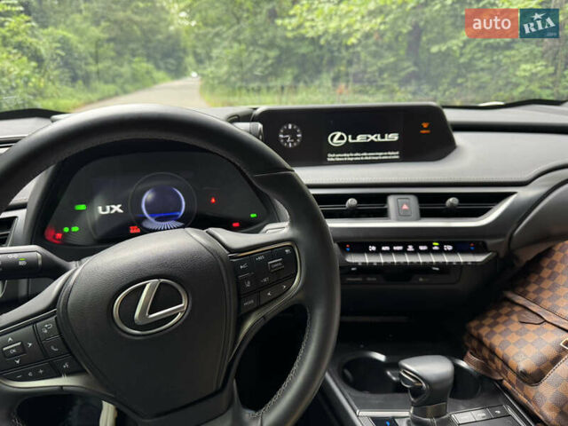 Білий Лексус UX, об'ємом двигуна 1.99 л та пробігом 16 тис. км за 34000 $, фото 13 на Automoto.ua